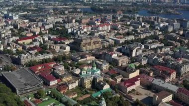 Podol 'un üst görüntüsü. Birçok bina ve kilise.