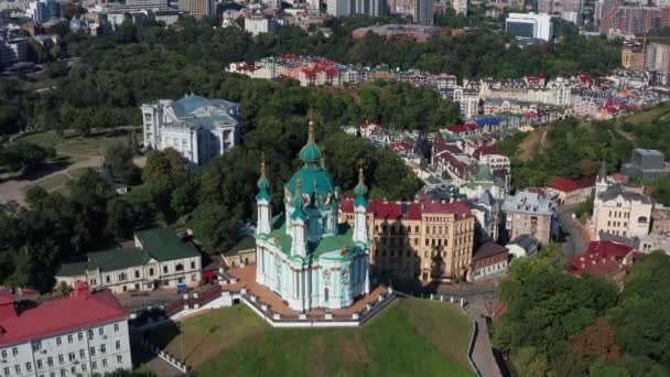 飞越基辅圣安德鲁教堂的美丽飞行 波尔多的头像 许多建筑物和教堂 — 图库视频影像