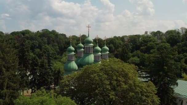 Bonita Vista Superior Iglesia Cúpulas Verdes Entre Los Árboles Monasterio — Vídeo de stock