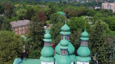 Kilisenin üst manzarası güzelmiş. Ağaçların arasında yeşil kubbeler. Ormandaki manastır..