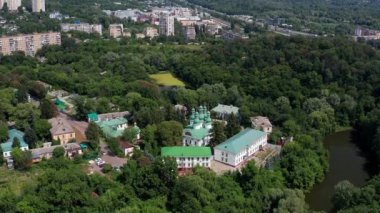 Kilisenin üst manzarası güzelmiş. Ağaçların arasında yeşil kubbeler. Ormandaki manastır..