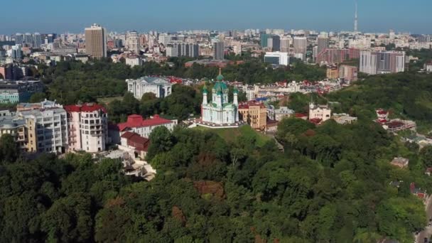 Gyönyörű Repülés Szent András Templom Felett Kijevben Podol Első Látásra — Stock videók