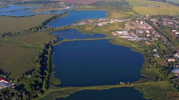 Prachtige Vlucht Meren Zomer Uitzicht Stad Gebouwen Van Bovenaf Velden — Stockvideo