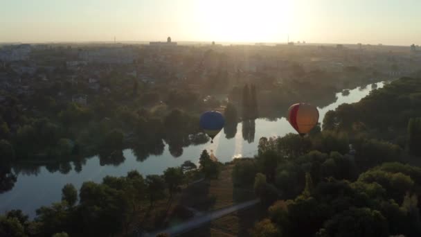 美丽的飞行在日出时分 一个红色的气球飞越了一条河 一片森林 一片绿树 — 图库视频影像