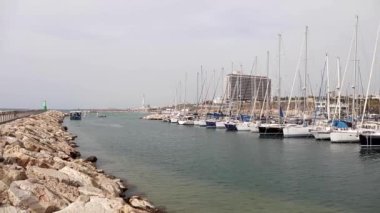 Yatlar Tel Aviv 'de demirli. Yatlar için demirleme yeri. Yatlar dalgalarda sallanıyor..