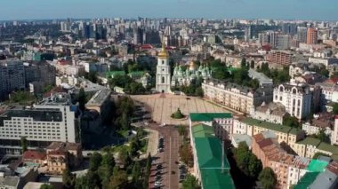 Kiev 'deki Ayasofya üzerinden güzel bir uçuş. Evlerin sabah manzarası. Ukrayna 'nın başkentinin en üst görüntüsü.