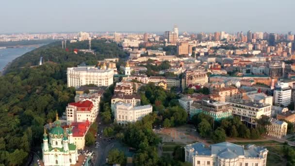 ウクライナの首都の中心部のトップビュー 家の夕景 美しい飛行 — ストック動画