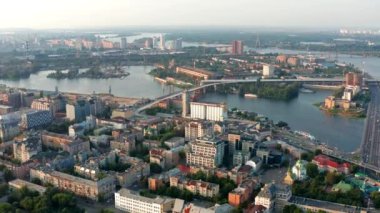 Podol 'un üst görüntüsü. Bir sürü bina ve kilise. Dnipro nehrinin akşam manzarası.