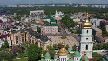 Kiev 'deki Ayasofya üzerinden güzel bir uçuş. Evlerin sabah manzarası. Ukrayna 'nın başkentinin en üst görüntüsü.