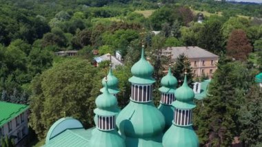 Kilisenin üst manzarası güzelmiş. Ağaçların arasında yeşil kubbeler. Ormandaki manastır..