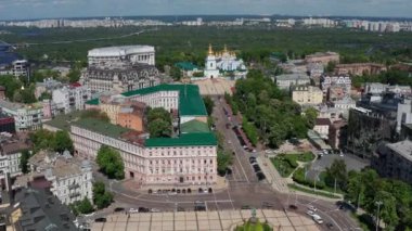 Öğleden sonra St. Michael 's Altın Kubbe Manastırı' nda güzel bir uçuş. Kiev 'deki evlerin sabah manzarası. Ukrayna 'nın başkentinin en üst görüntüsü.
