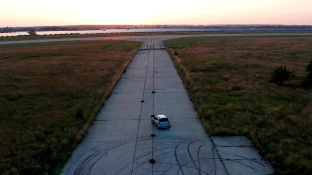 Ein Auto Überfliegen Das Auf Der Landebahn Eines Flugzeugs Unterwegs — Stockvideo