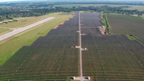 Vista Superior Central Eléctrica Con Paneles Solares Aeródromo Hermosos Campos — Vídeos de Stock