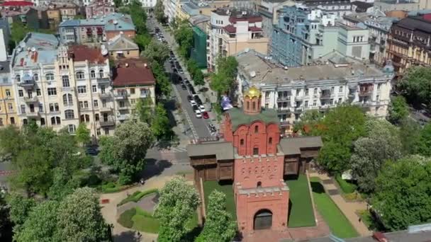 Bovenaanzicht Het Historische Complex Gouden Poort Kiev Mooie Voorjaarsvlucht Stad — Stockvideo