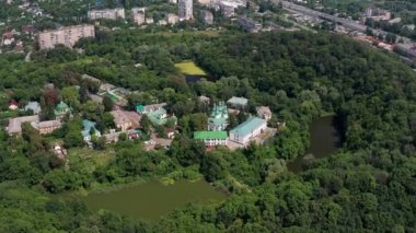 Kilisenin üst manzarası güzelmiş. Ağaçların arasında yeşil kubbeler. Ormandaki manastır..