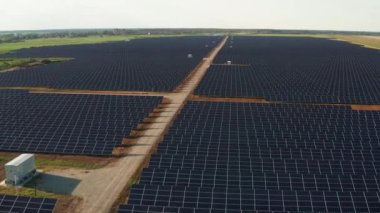Güneş panelleri olan elektrik santralinin üst görüntüsü. Güzel yeşil alanlar.