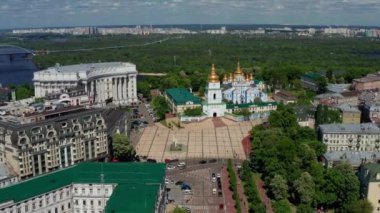Öğleden sonra St. Michael 's Altın Kubbe Manastırı' nda güzel bir uçuş. Kiev 'deki evlerin sabah manzarası. Ukrayna 'nın başkentinin en üst görüntüsü.
