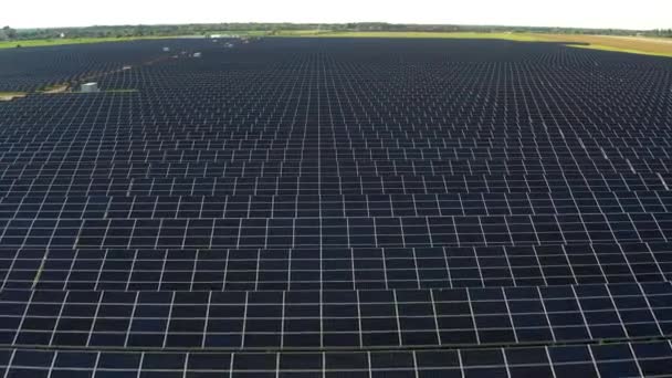 Pohled Shora Elektrárnu Solárními Panely Krásná Zelená Pole — Stock video