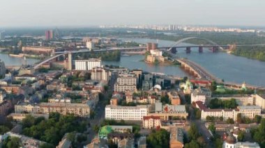 Podol 'un üst görüntüsü. Bir sürü bina ve kilise. Dnipro nehrinin akşam manzarası.