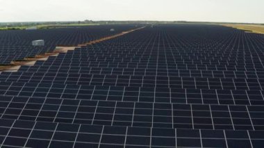 Güneş panelleri olan elektrik santralinin üst görüntüsü. Güzel yeşil alanlar.