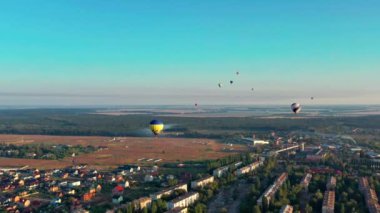 Ormanın, parkın, şehrin üzerinde uçan güzel balonlar. Güzel akşam balonu uçuşu.