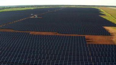 Güneş panelleri olan elektrik santralinin üst görüntüsü. Güzel yeşil alanlar.