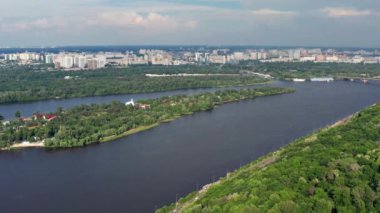 Ukrayna 'nın başkenti Kiev üzerinden güzel bir uçuş. Park ve ağaç yeşil yapraklarla taçlandırılıyor. Birçok ev, köprü ve Dinyeper nehri.