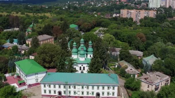 Kilisenin Üst Manzarası Güzelmiş Ağaçların Arasında Yeşil Kubbeler Ormandaki Manastır — Stok video