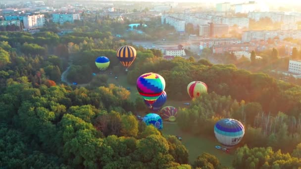 Vackra Solstrålar Lyser Upp Ballongerna Som Flyger Över Parken Gröna — Stockvideo