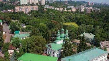 Kilisenin üst manzarası güzelmiş. Ağaçların arasında yeşil kubbeler. Ormandaki manastır..