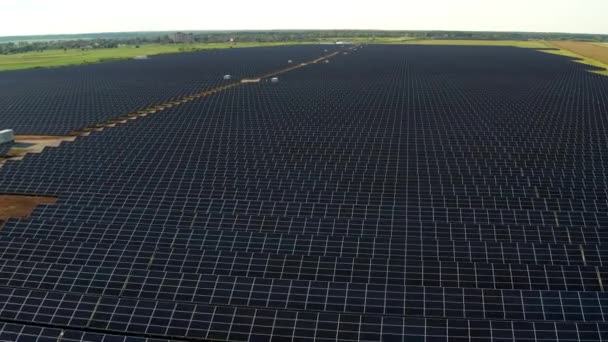 Vista Superior Usina Com Painéis Solares Belos Campos Verdes — Vídeo de Stock