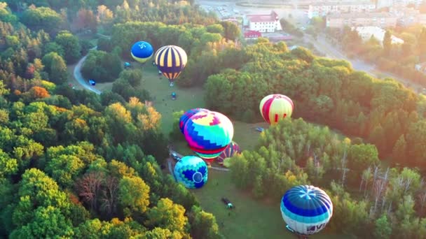 美丽的阳光照亮了飞越公园的气球 以城市景观为背景 美丽的早晨气球飞行 森林的俯瞰 — 图库视频影像