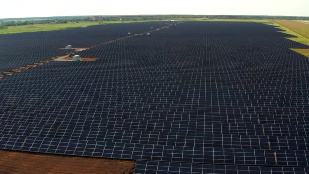 Вид Зверху Електростанцію Сонячними Панелями Красиві Зелені Поля — стокове відео