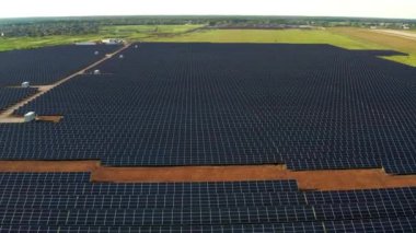 Güneş panelleri olan elektrik santralinin üst görüntüsü. Güzel yeşil alanlar.