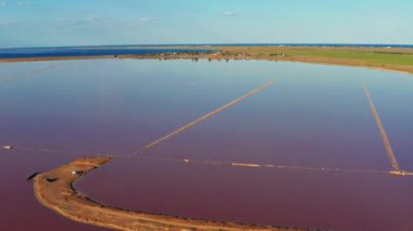 Tuzlu, pembe gölün güzel üst manzarası. Güzel pembe gün batımı.