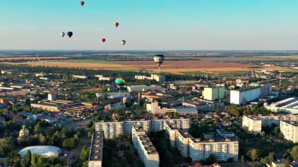 Veelkleurige Ballonnen Vliegen Velden Huizen Bomen Blauwe Lucht — Stockvideo