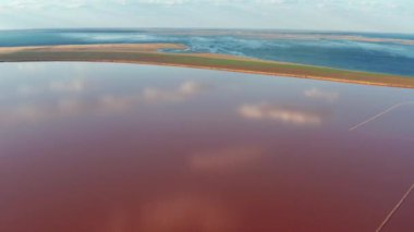 Tuzlu, pembe gölün güzel üst manzarası. Güzel pembe gün batımı.