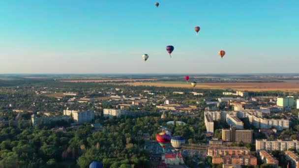 Çok Renkli Balonlar Tarlaların Evlerin Ağaçların Üzerinde Uçuyor Mavi Gökyüzü — Stok video
