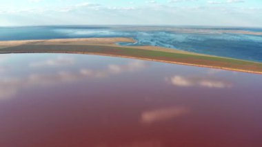 Tuzlu, pembe gölün güzel üst manzarası. Güzel pembe gün batımı.