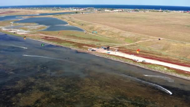 Idrottsmän Folk Går För Kitesurfing Havet Ovanifrån Kitesurfare Många Flerfärgade — Stockvideo