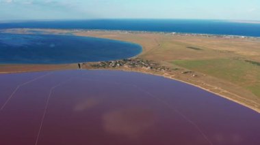 Tuzlu, pembe gölün güzel üst manzarası. Güzel pembe gün batımı.