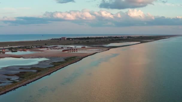 日没後に海の上の四角形の上からのフライト 海の海岸と塩辛い 治療のための熱湖 — ストック動画