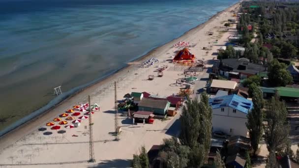 Krásný Let Létě Nad Pláží Lidé Odpočívají Moře Domy Pro — Stock video
