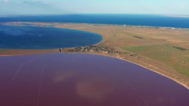 Tuzlu, pembe gölün güzel üst manzarası. Güzel pembe gün batımı.