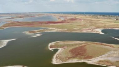 Tuz göllerinin üzerinden güzel bir yaz uçuşu. Kuru göller. Yeşil çimen.