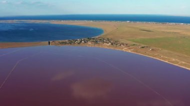 Tuzlu, pembe gölün güzel üst manzarası. Güzel pembe gün batımı.