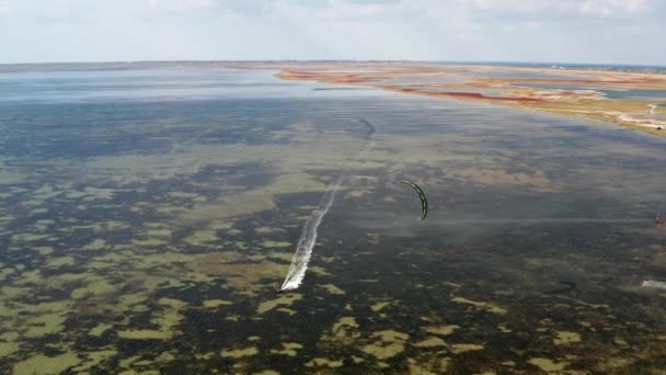 Mensen Gaan Kitesurfen Zee Wind Voert Atleet Langs Zeegolven Veelkleurige — Stockvideo