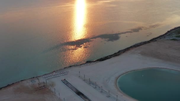 아름다운 해돋이 복족강 은해가질 다닙니다 지평선 주황색 표면에 반사되어 — 비디오