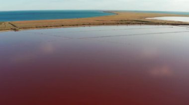 Tuzlu, pembe gölün güzel üst manzarası. Güzel pembe gün batımı.