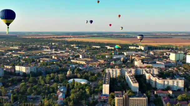 Різнокольорові Кульки Літають Над Полями Будинками Деревами Блакитне Небо — стокове відео